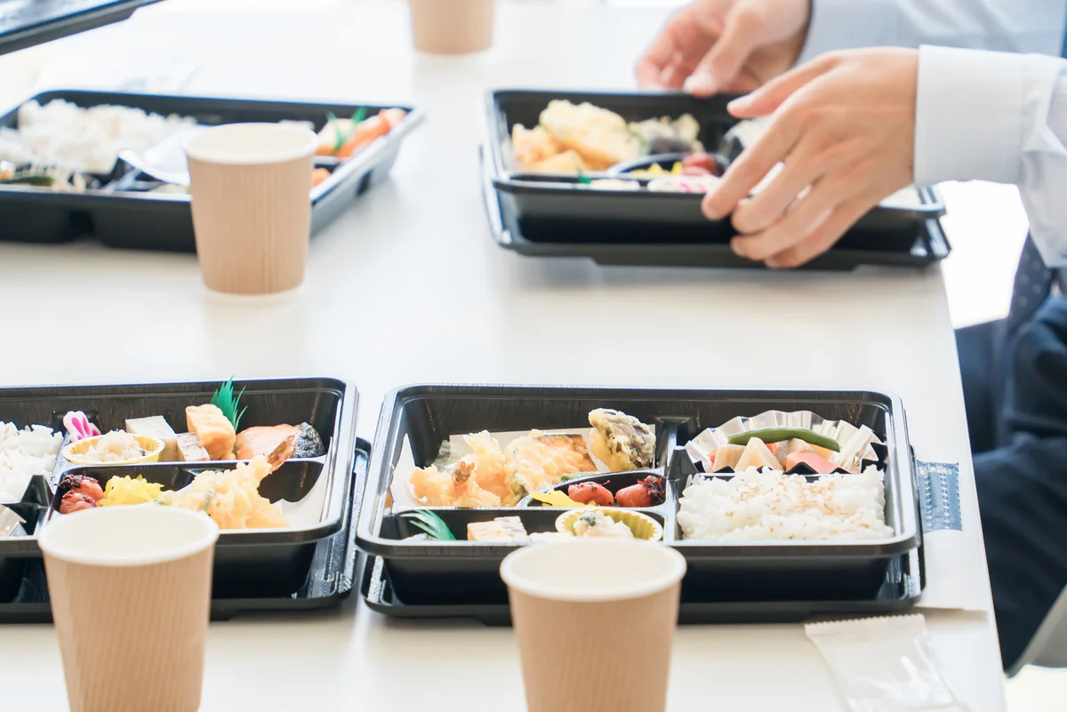 昼食として提供されるお弁当のイメージ